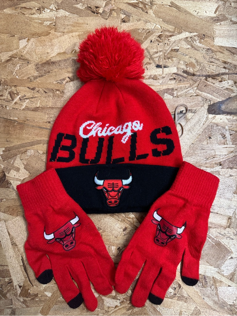 NBA Chicago Bulls Red Pom Beanie and Glove Sets